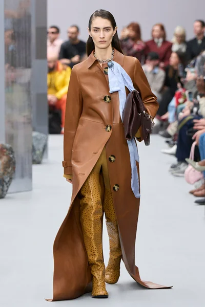 Look 16